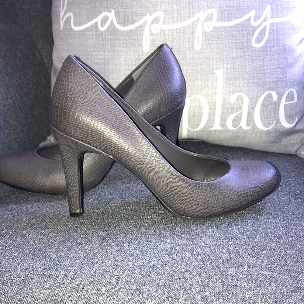 COPY - $$$ 👠 Gray pumps size 6 👠